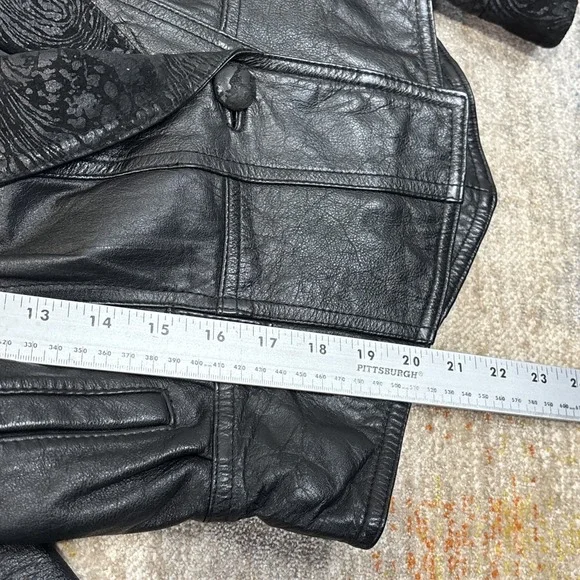 Vintage 80s Cropped Cowhide Leather Jacket Embossed Black Whimsy Goth M - Picture 10 of 16